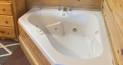 Cozy Cabin, Jacuzzi Tub, Kitchenette, Screened in Porch, Mountain Views.