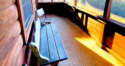 Cozy Cabin, Jacuzzi Tub, Kitchenette, Screened in Porch, Mountain Views.