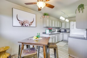 Fridge, microwave, stovetop, dishwasher