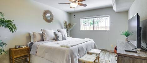 2 habitaciones, escritorio y tabla de planchar con plancha