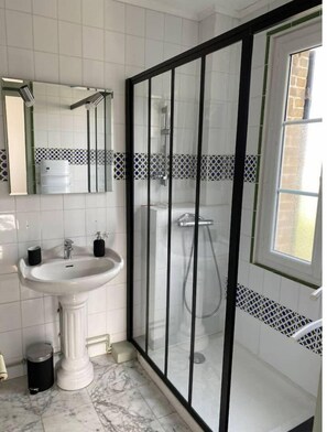 Dusche, Haartrockner, Handtücher