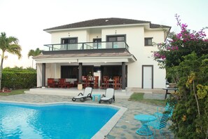 Una piscina al aire libre, una piscina climatizada