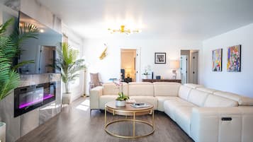 Smart TV, chimenea, libros y biblioteca musical