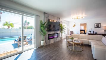 Smart TV, chimenea, libros y biblioteca musical