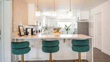 冰箱、微波炉、烤箱、炉灶