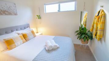 2 Schlafzimmer, Schreibtisch, Bügeleisen/Bügelbrett, Reisekinderbett