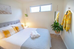 2 habitaciones, escritorio y tabla de planchar con plancha