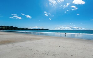 Beach nearby - Coastal living with a hot tub and just 100 metres from Onetangi Beach (Waiheke Island)