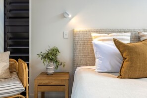 4 bedrooms, iron/ironing board, free WiFi, bed sheets - Coastal living with a hot tub and just 100 metres from Onetangi Beach (Waiheke Island)