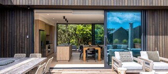 Coastal living with a hot tub and just 100 metres from Onetangi Beach