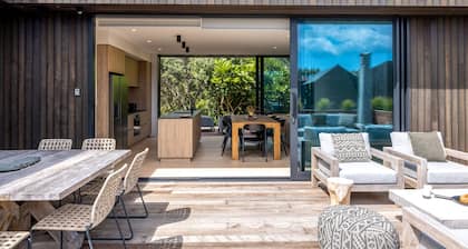 Coastal living with a hot tub and just 100 metres from Onetangi Beach