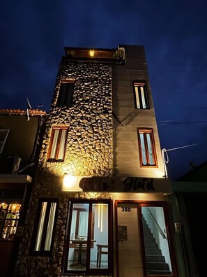 Front of property - milos hotel icarai (Amontada)