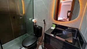 Dusj, håndklær, såpe og sjampo