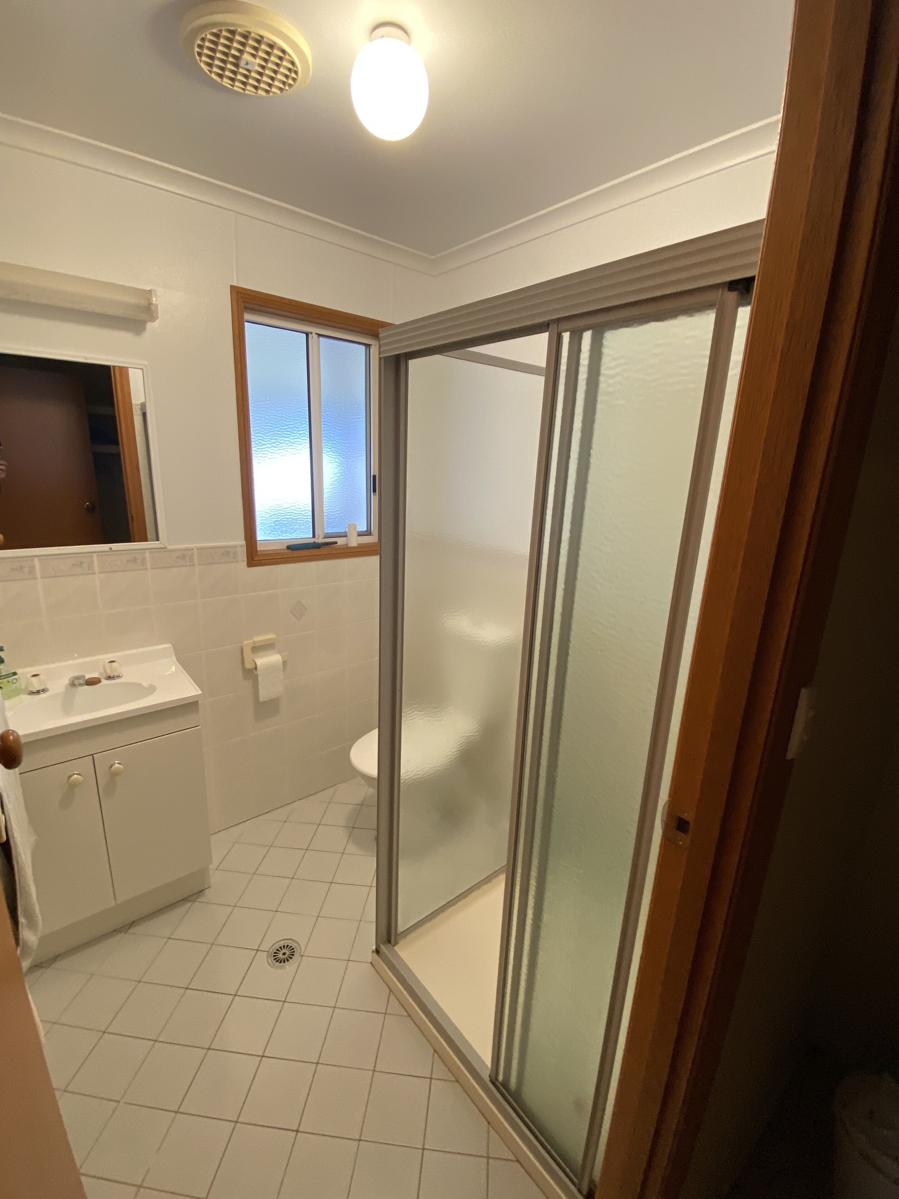 Douche, sèche-cheveux, savon, shampoing