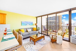 Smart TV - Cozy 1BR Ocean View Condo, Near Beach + Parking (Honolulu)