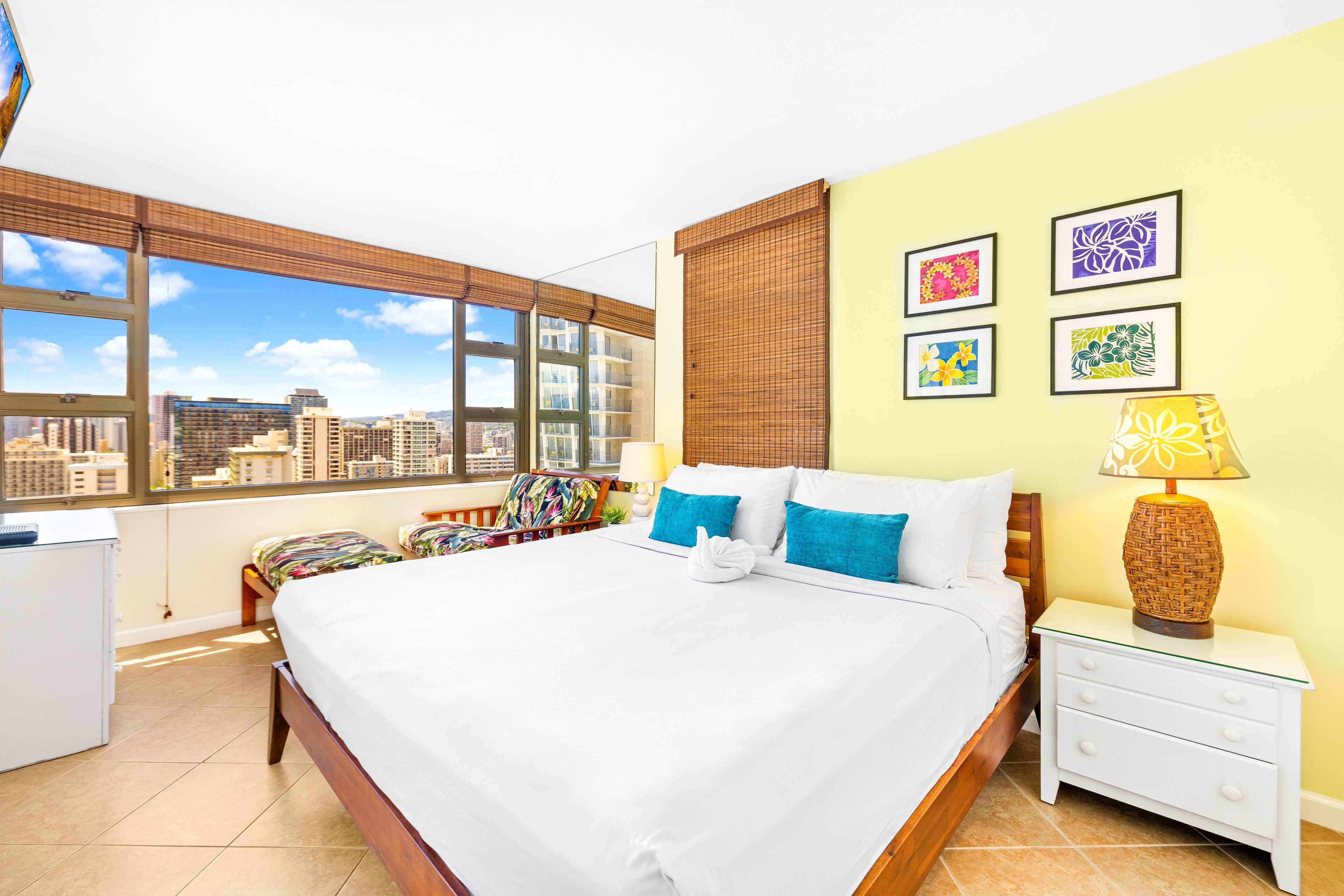 Cozy 1 Bedroom Condo with Ocean View Near Waikiki Beach