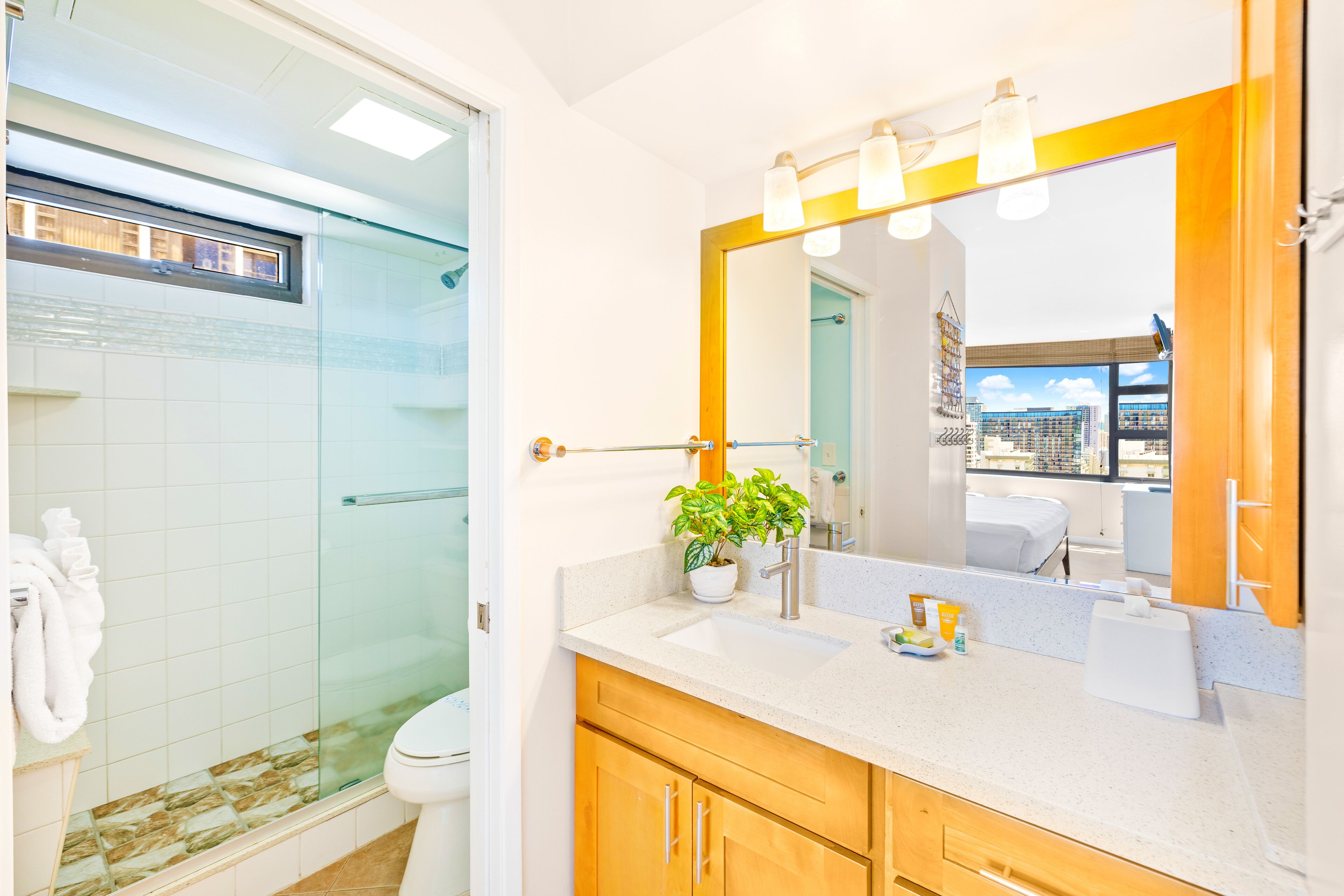 Cozy 1 Bedroom Condo with Ocean View Near Waikiki Beach