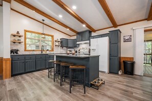 Fridge, microwave, oven, stovetop - ✩✩ Cozy 9-Sleeper, Private Hot Tub, Prime Location ✩✩ (McHenry)