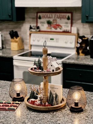 Interior - ✩✩ Cozy 9-Sleeper, Private Hot Tub, Prime Location ✩✩ (McHenry)