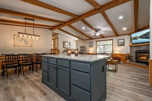 Interior - ✩✩ Cozy 9-Sleeper, Private Hot Tub, Prime Location ✩✩ (McHenry)