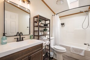 Douche, sèche-cheveux, serviettes fournies, savon