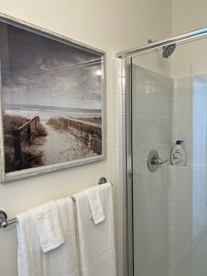 Dusche, Haartrockner, Handtücher, Seife