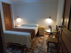 Desk, laptop workspace, free WiFi - DESAGY-CUSCO (Cusco)