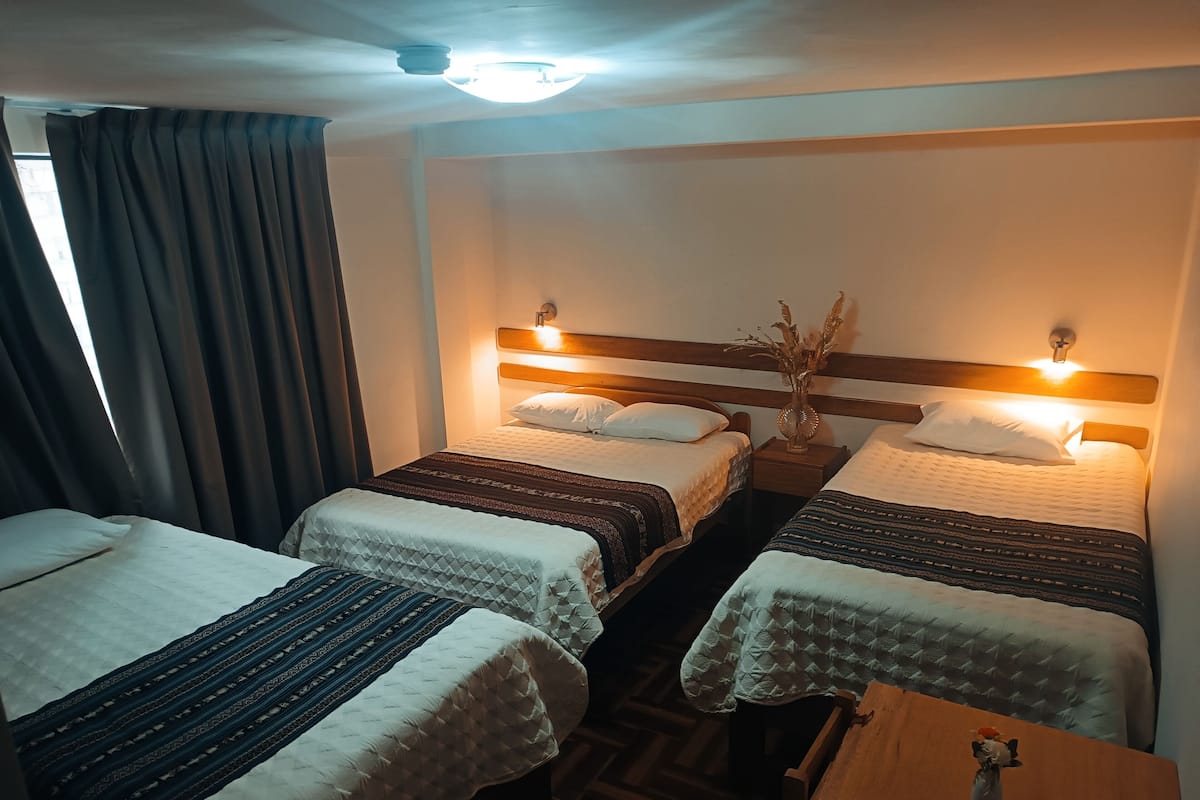 Habitación cuádruple básica | Escritorio, espacio para trabajar con un portátil, wifi gratis