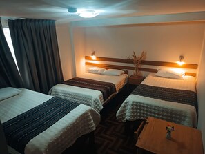 Habitación cuádruple básica | Escritorio, espacio para trabajar con laptop y wifi gratis