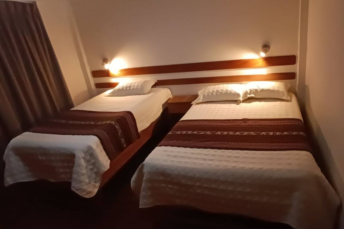 Quarto triplo básico | Escrivaninha, espaço de trabalho para notebook, Wi-Fi de cortesia