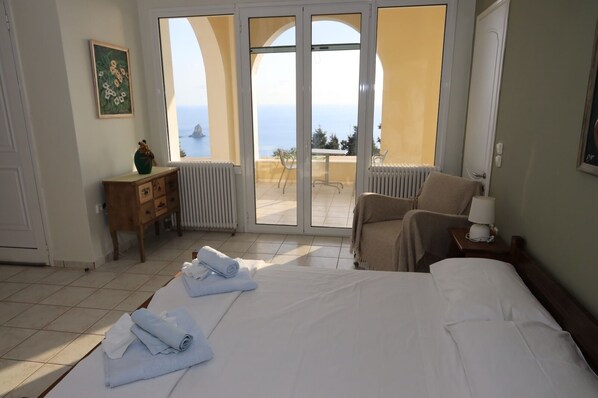 Studio, 1 Bedroom, Balcony, Mountain View | 1 bedroom, soundproofing