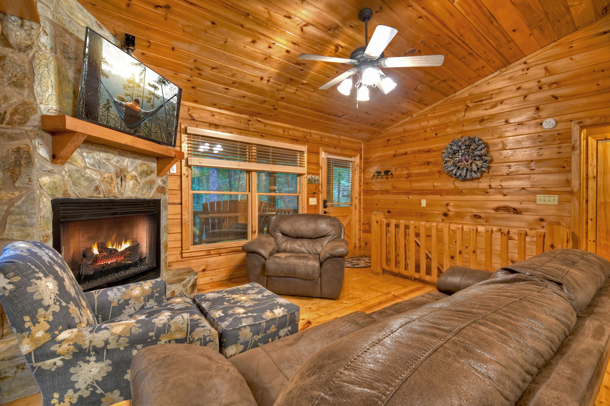 Bear End - Beautiful Modern Cabin with Hot Tub