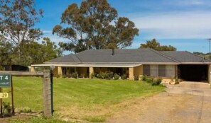 Exterior - 34 Acre Wood Farm Stay Clarendon Entire House (Clarendon)