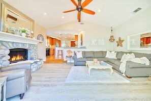 Smart TV, fireplace - Luxury Beach Home One Block from Ocean w/ Spa, WiFi, & Gorgeous Outdoor Space! (San Diego)