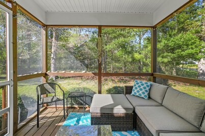 Seahorse Cove - Screened porch, Shared pools!