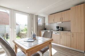 Een koelkast, een kookplaat, een vaatwasser