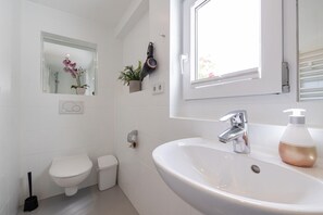 Shower, hair dryer, towels - Appartement Muschel - Haus Neptun - Appartement Muschel (Sylt)