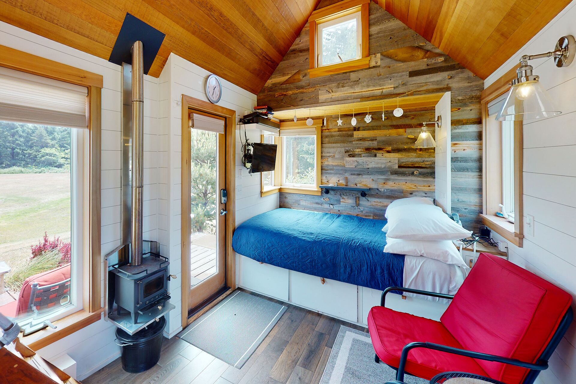 Sandbug -Tiny Home! Walk to Beach! Fireplace!