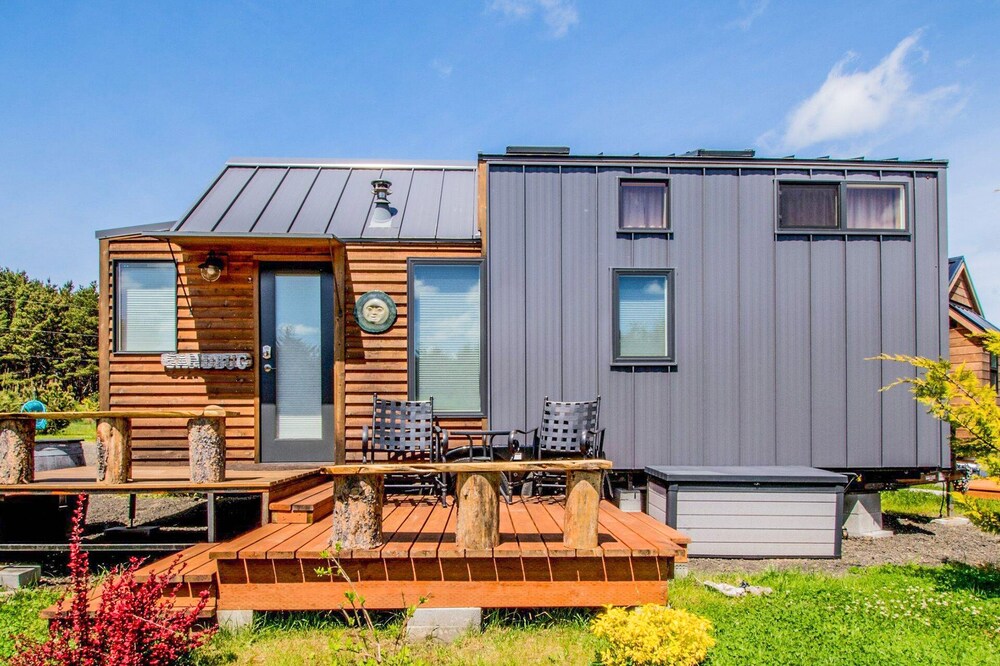 Sandbug -Tiny Home! Walk to Beach! Fireplace!
