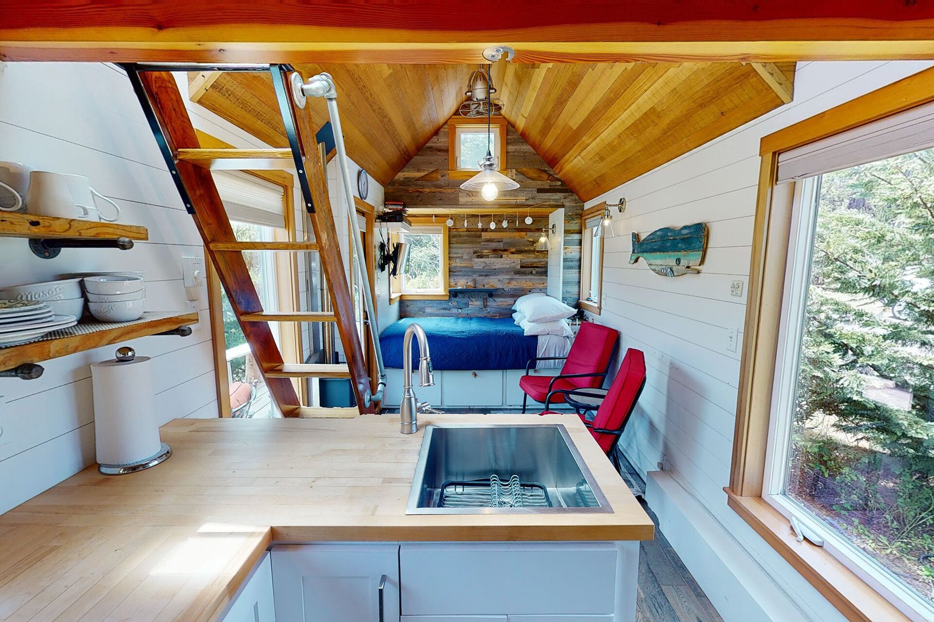 Sandbug -Tiny Home! Walk to Beach! Fireplace!