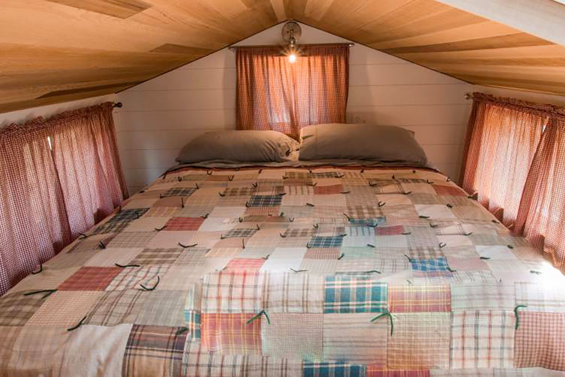 Sandbug -Tiny Home! Walk to Beach! Fireplace!