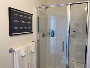 Dusche, Haartrockner, Handtücher, Seife