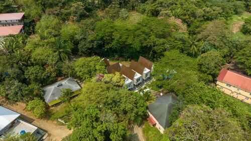 Cozy Beach Villa at The Shores 5 minutes from the beach