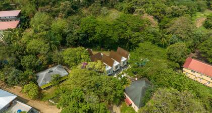 Cozy Beach Villa at The Shores 5 minutes from the beach