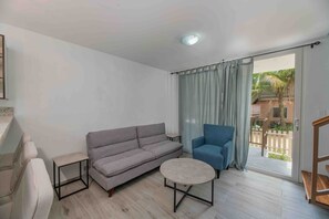 TV - Cozy Beach Villa at The Shores 5 minutes from the beach (West End)