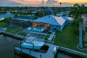 A heated pool - Sauna, Paddle Boards, Gulf Access, Heated Pool - Villa Sun Kissed - Roelens Vacations (Cape Coral)