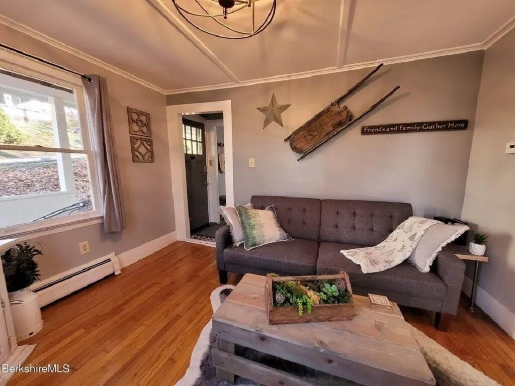 Endearing cottage in the Berkshires, walking distance to downtown and Mass MoCA.