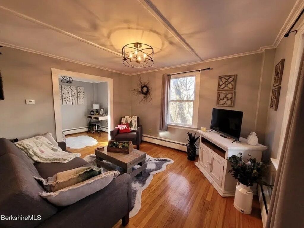 Endearing cottage in the Berkshires, walking distance to downtown and Mass MoCA.