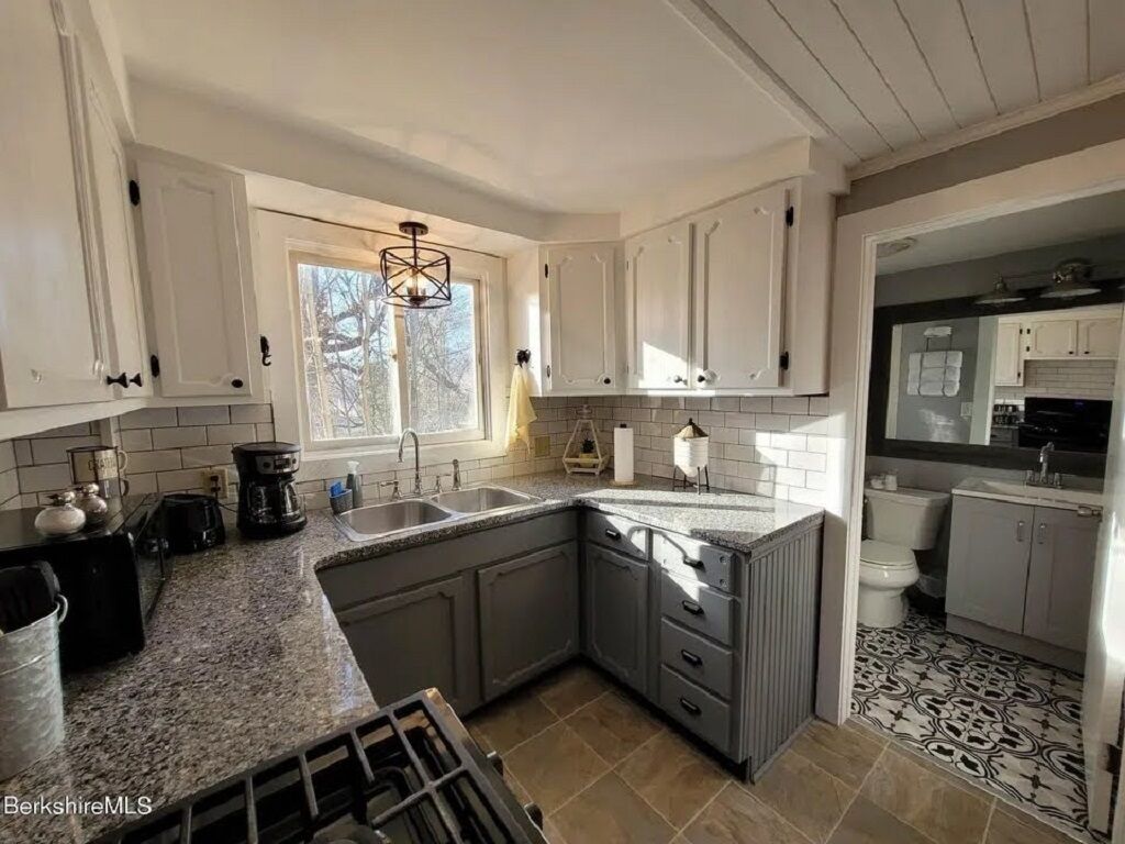 Endearing cottage in the Berkshires, walking distance to downtown and Mass MoCA.