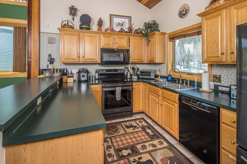 Adventure Awaits! Ski-In/Out Big Sky Townhome by Lake Levinsky & Bear Back Lift